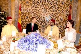 Image du Maroc Professionnelle de   Sa Majesté le Roi Mohammed VI accompagné du Prince héritier Moulay Hassan offre un dîner officiel en l'honneur de SM le Roi Don Felipe VI et la Reine Dona Letizia au Palais royal de Rabat, le 13 Février 2019. (Photo/ SPPR) via Jalilbounhar.com

 